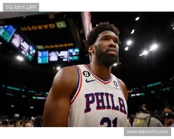 乔尔恩比德如何在NBA赛场上展现统治力与领导风范