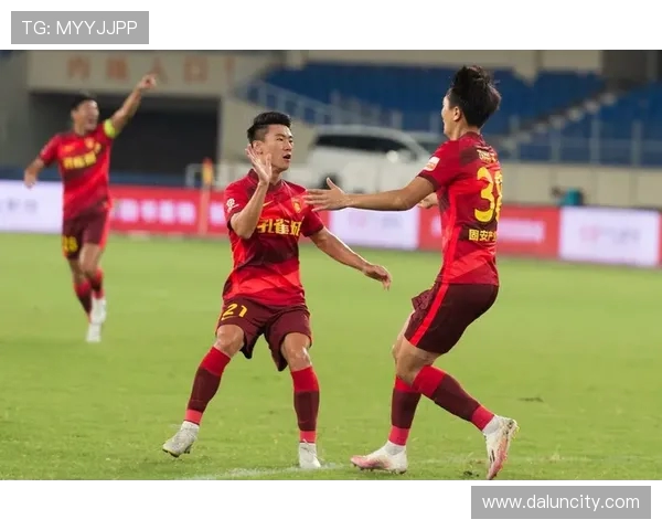 上海足球队以71分领跑大师赛积分榜展现强劲实力